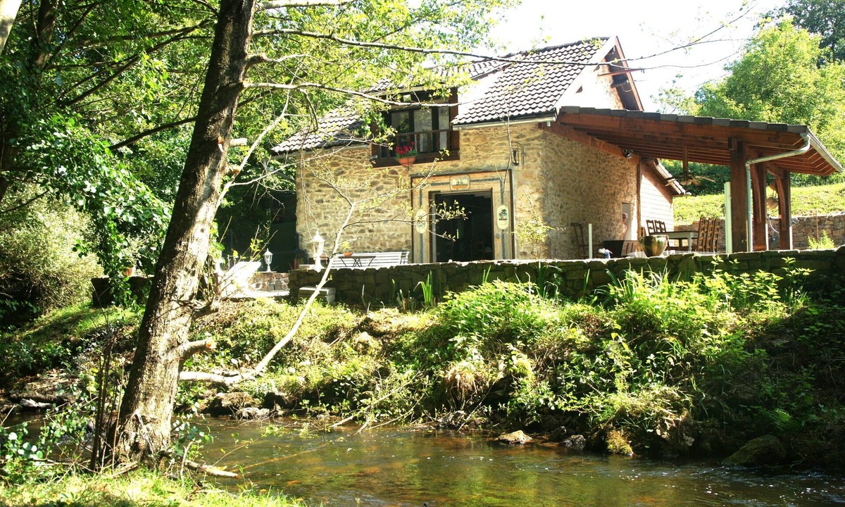 Bersac-sur-Rivalier House | Twelfth-century mill in a green setting.