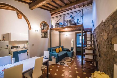 Santo Spirito Apartment | Twin Room ands Private Bath Central Florence
