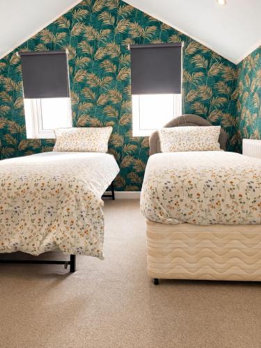 Wolverhampton House | Twin single bedroom perfect for contractors and football fans