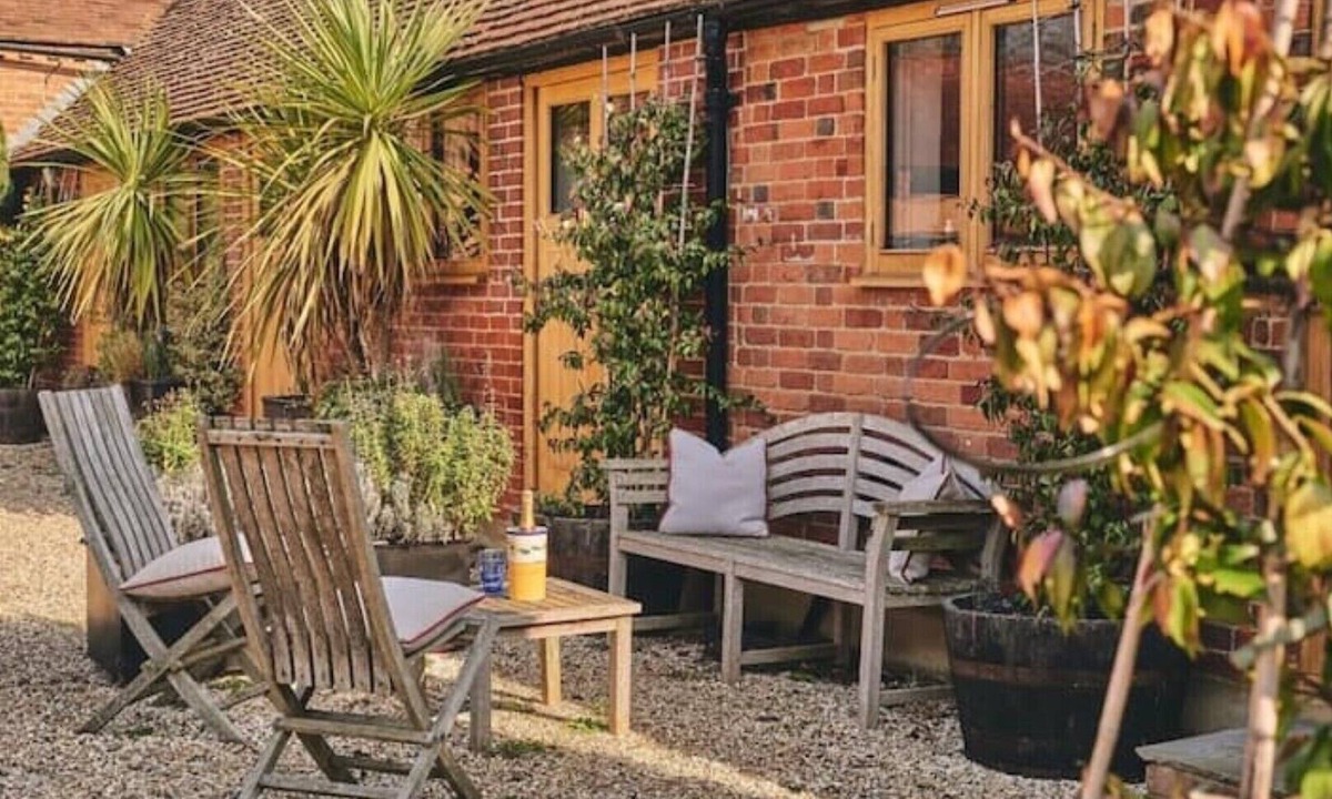 Henley-on-Thames House | Two Bed Pretty Countryside Barn with indoor pool