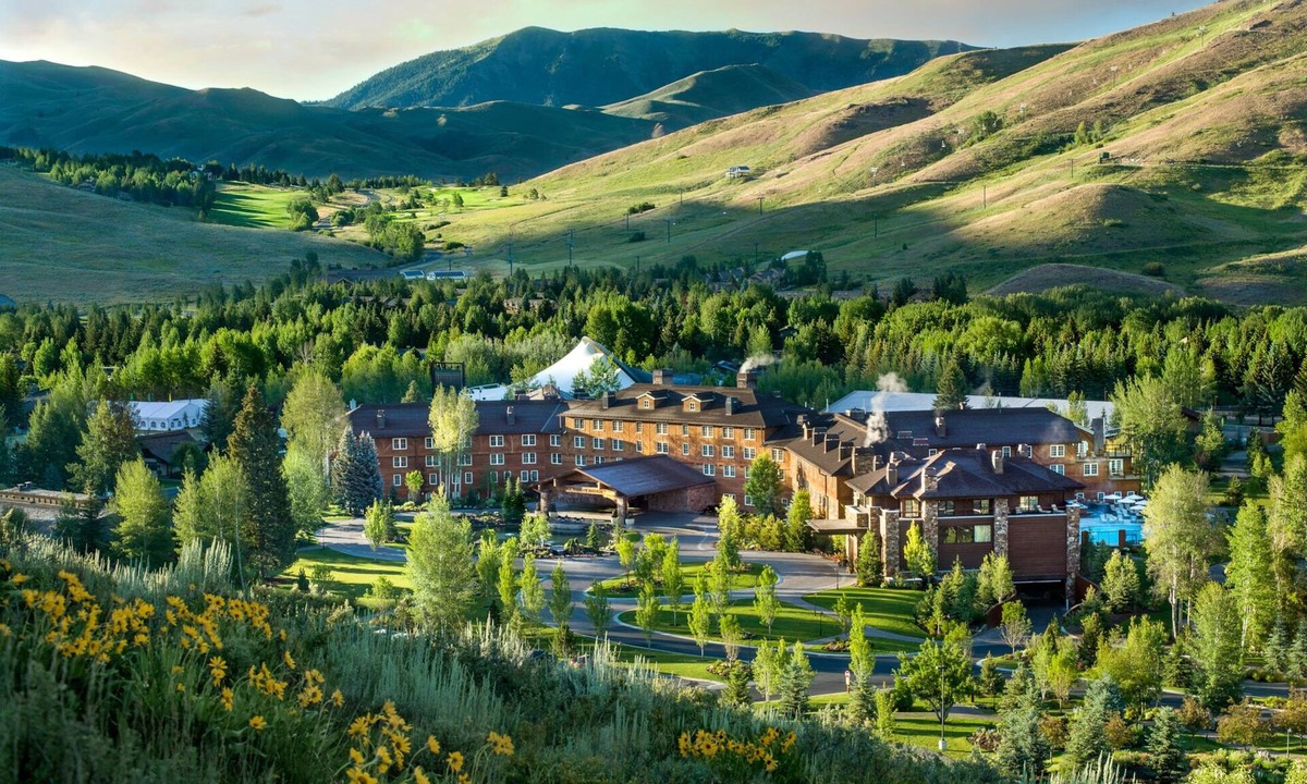Elkhorn Hotel | Two-Bed Three-Bed Village Condo w/Mountain Views & Access to Outdoor Pool