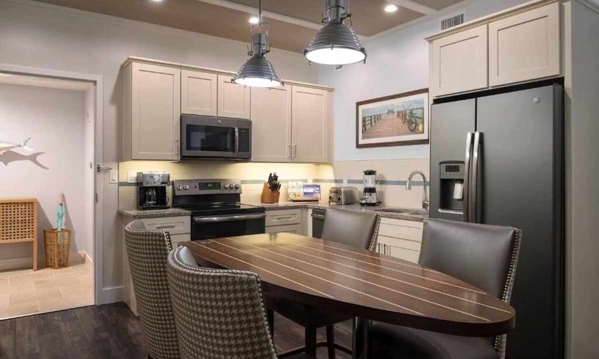 Holmes Beach Hotel | Two Bedroom Modern Island Villa w/Kitchen Near Pine Avenue Shops & Beach