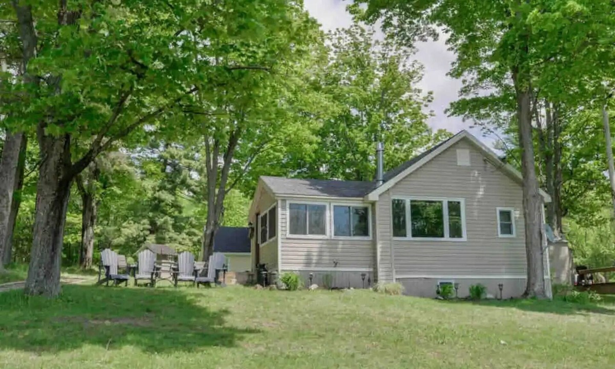 Muskoka Lakes Cottage | Two Bedroom Moon River Cottage