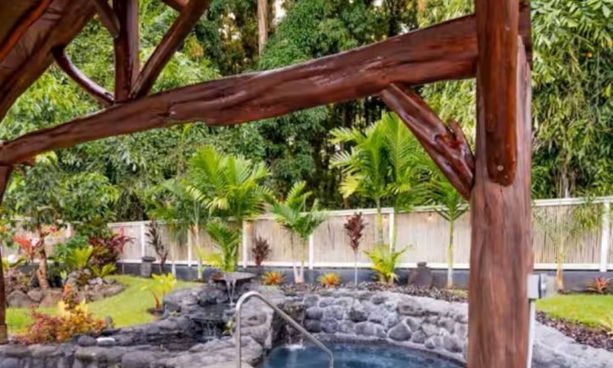 Pahoa House | Two bedroom, two bath and separate cottage with king full bath at orchid farm.