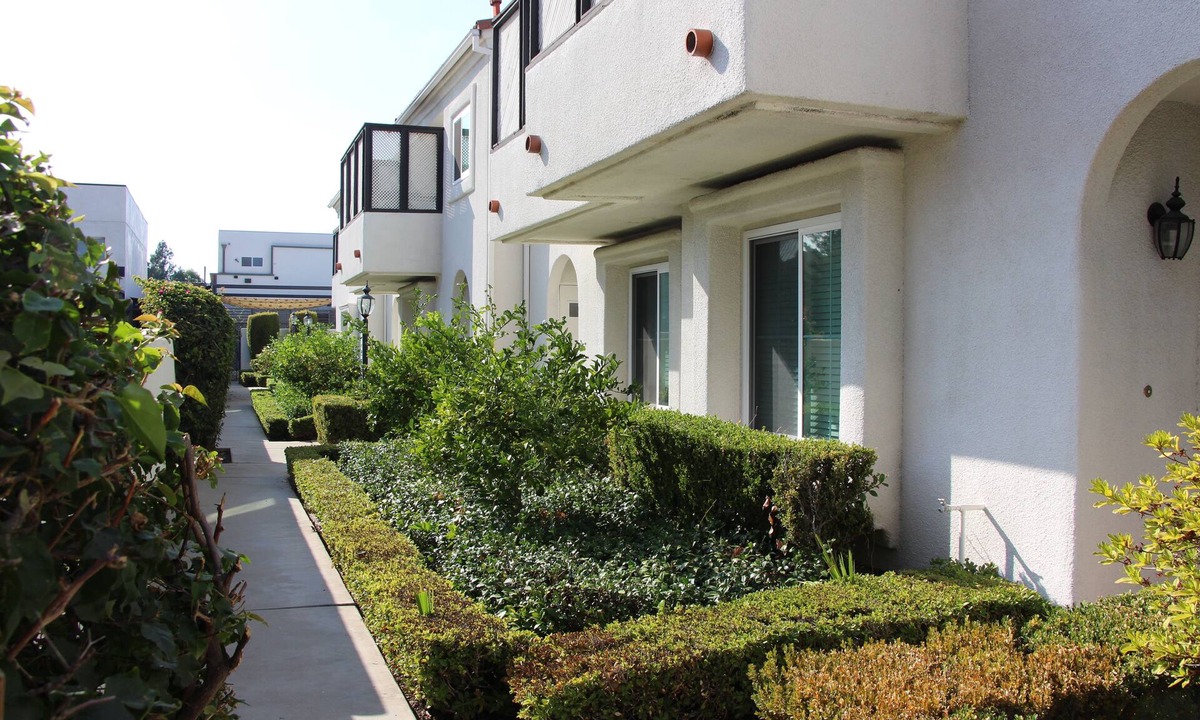 Lamanda Park House | Two Bedroom Two Bathroom Townhome in Pasadena