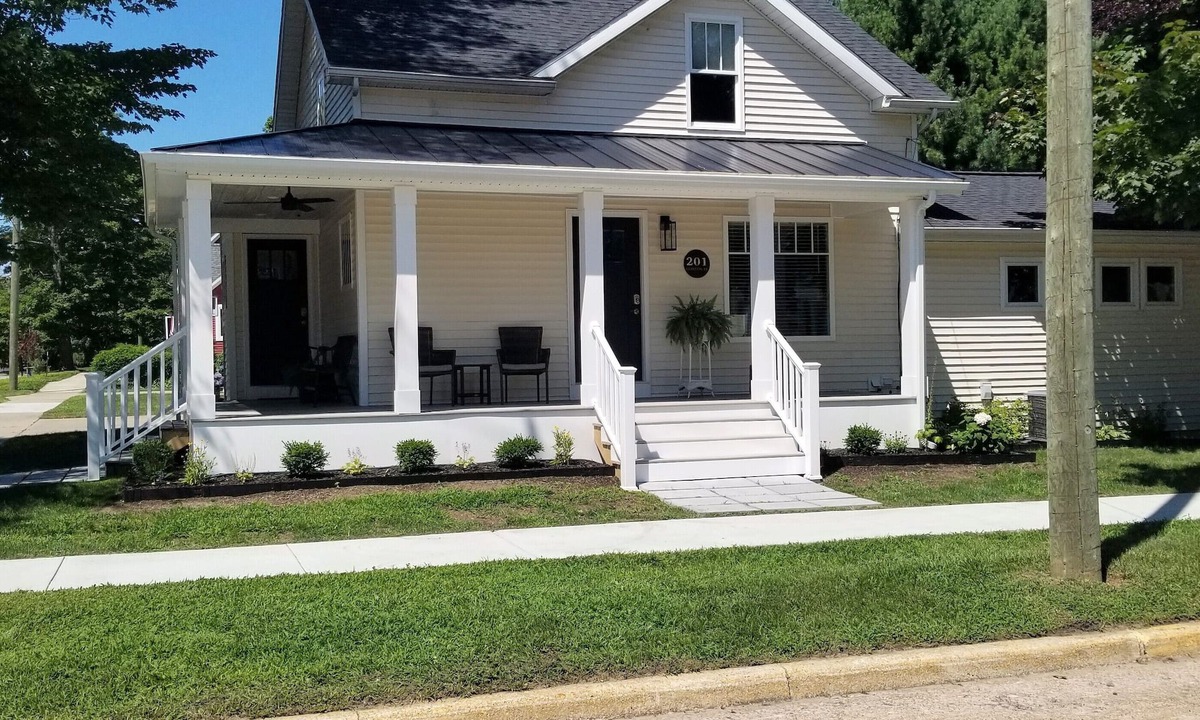 South Haven House | Two Blocks from the beach & Kids Corner close to Riverwalk and Downtown