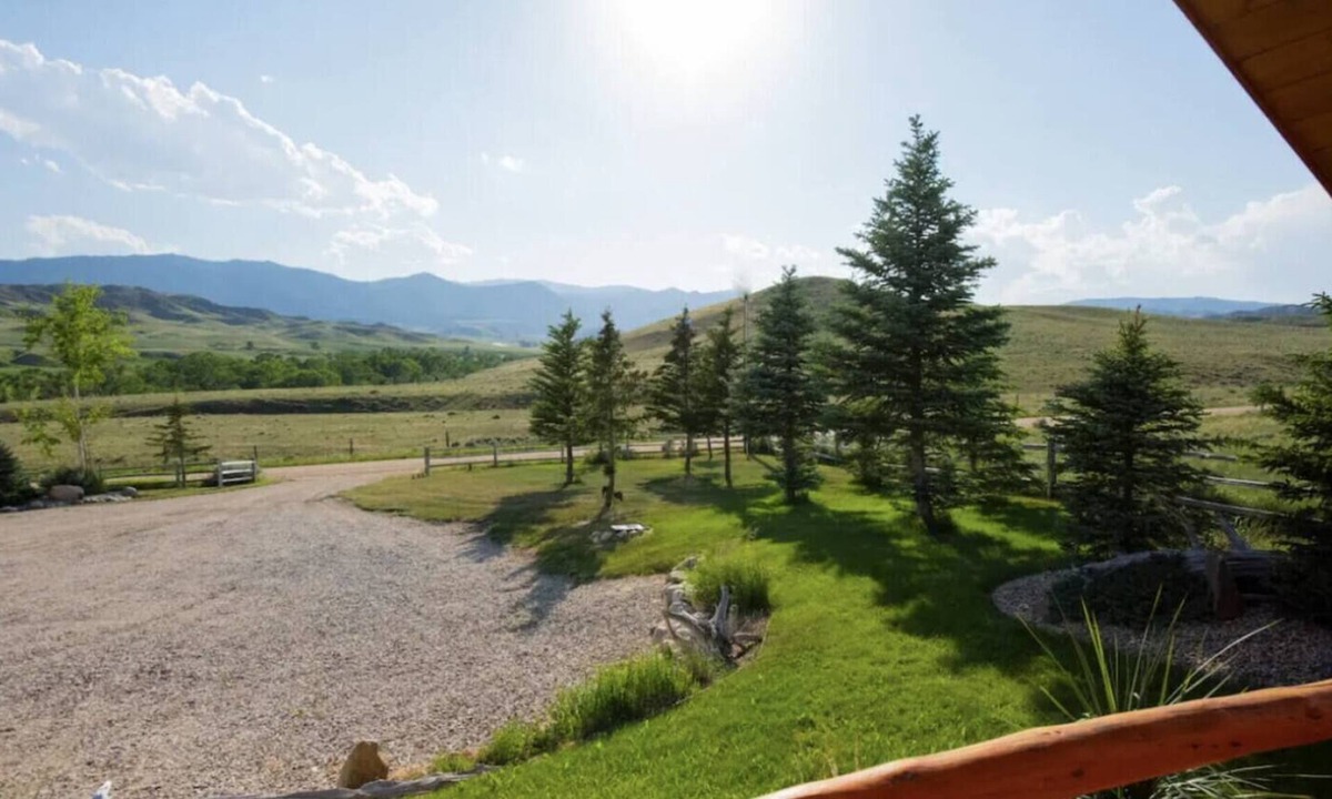 Saddlestring Cabin | Two cabins; main house and guest cabin in foothills of the Bighorns