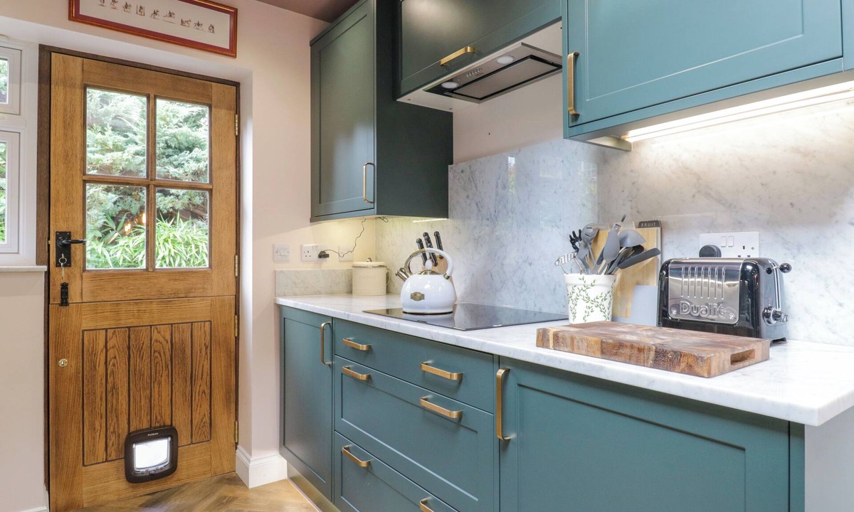Croxley Green Cottage | TWO COPTHORNE COTTAGES, pet friendly, with open fire in Croxley Green
