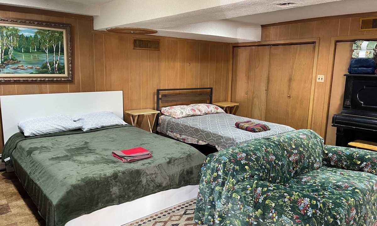 Silver Spring House | Two DB Beds Room, Bathroom, Shower, Fridge, MW, TV, Wifi - 69 night 1st guest.