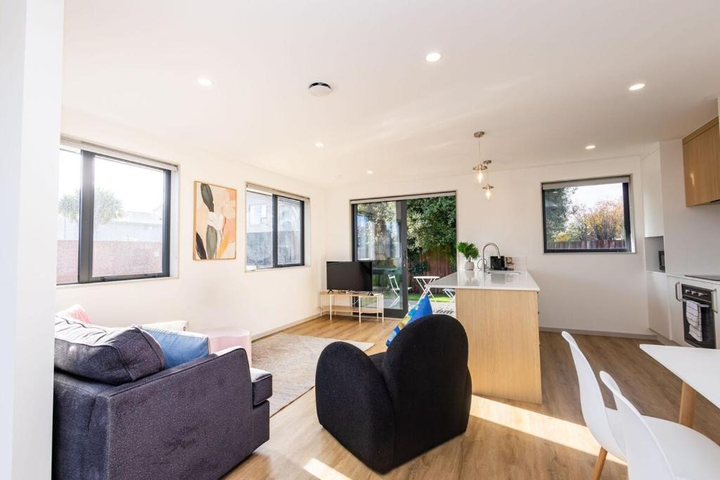 Hornby House | Two Houses in Price of One Dickson Big Stay!