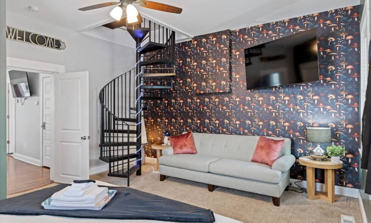 St. Charles House | Two King and Two Twin Beds in the Heart of French Town