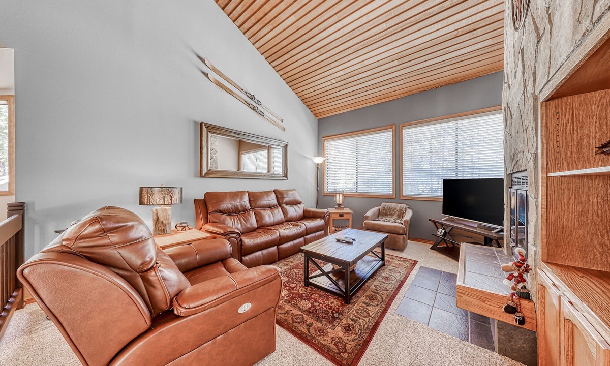 Sunriver House | Two-level family home w/free WiFi, private hot tub, W/D, AC + SHARC passes