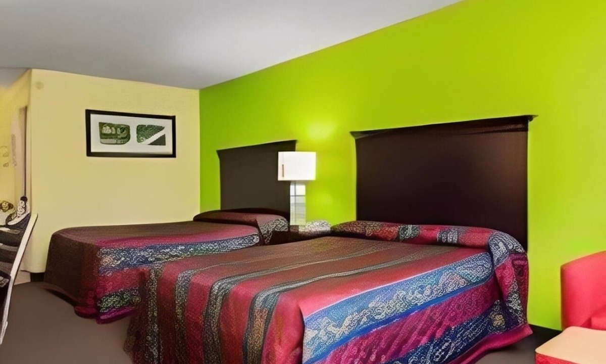 Orlinda Hotel | Two Lodgings with Two Queen Beds near The Mint Gaming Hall Kentucky Downs