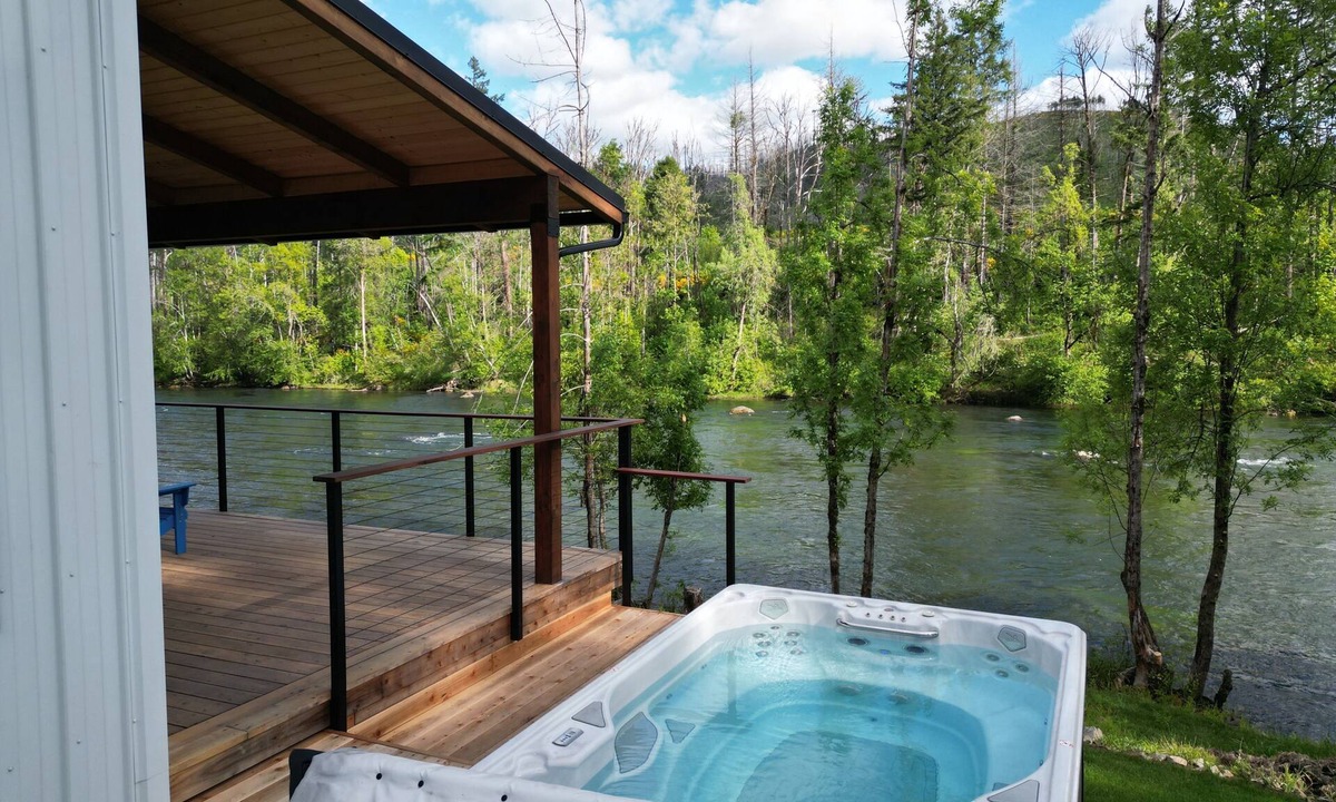 Vida House | Two Master Suites and a Hot Tub on the River