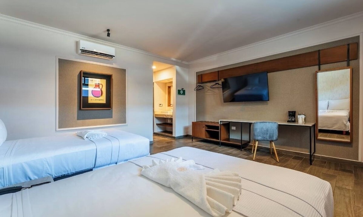 Centro Hotel | Two Modern Double Room – Comfortable Stay for 8 Guests in Mérida