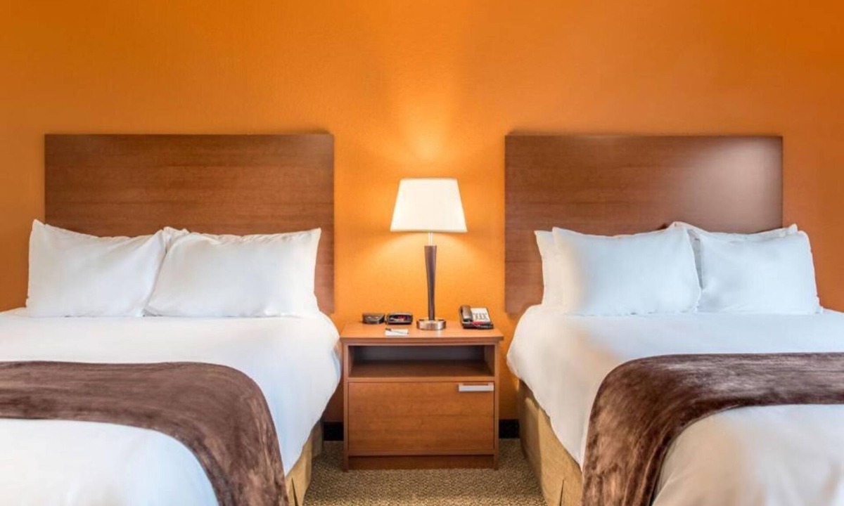 Jamestown Hotel | Two Queen Beds + Kitchenette – Ideal for Families, Groups & Long Stays