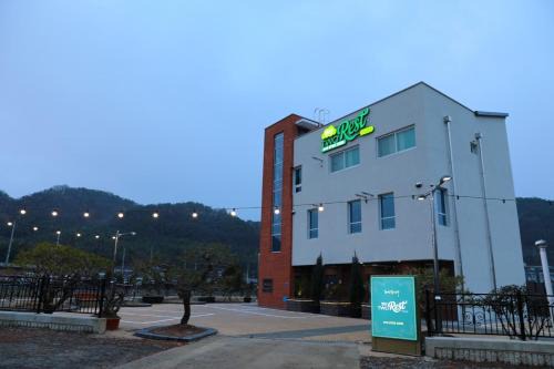 Sisan House | Two Rest Pension