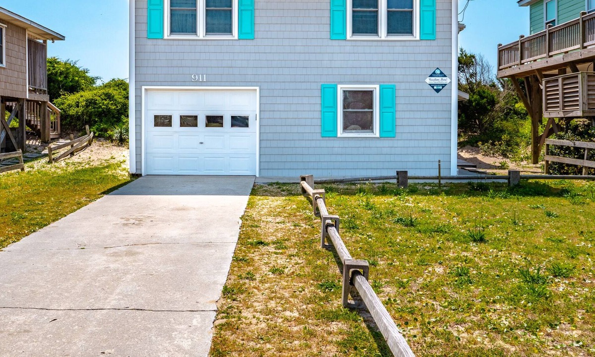 Topsail Beach House | TWO SUNS: 3 BR / 2 BA oceanfront in Topsail Beach, Sleeps 6 - Oceanfront!