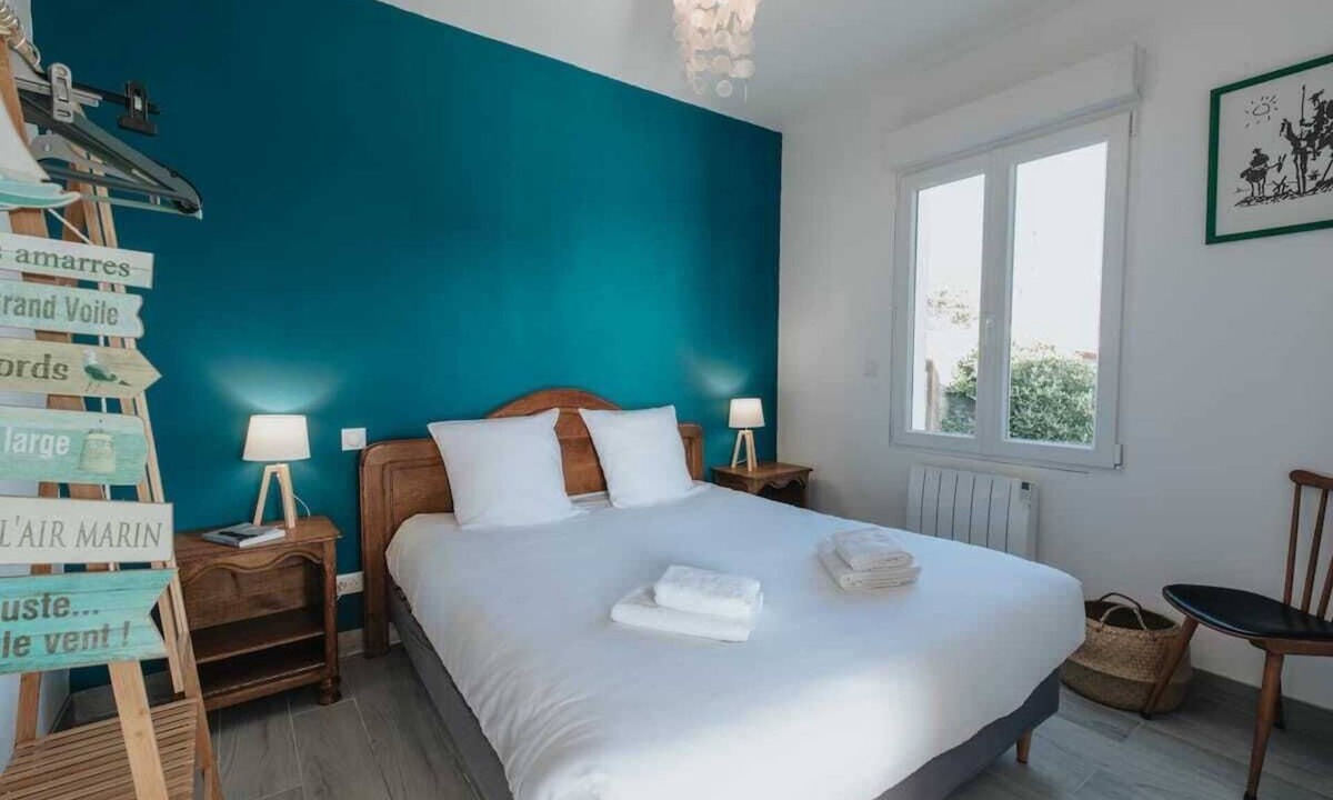 Porspoder House | Ty mezou: small fisherman's cottage on the seafront along the GR34.