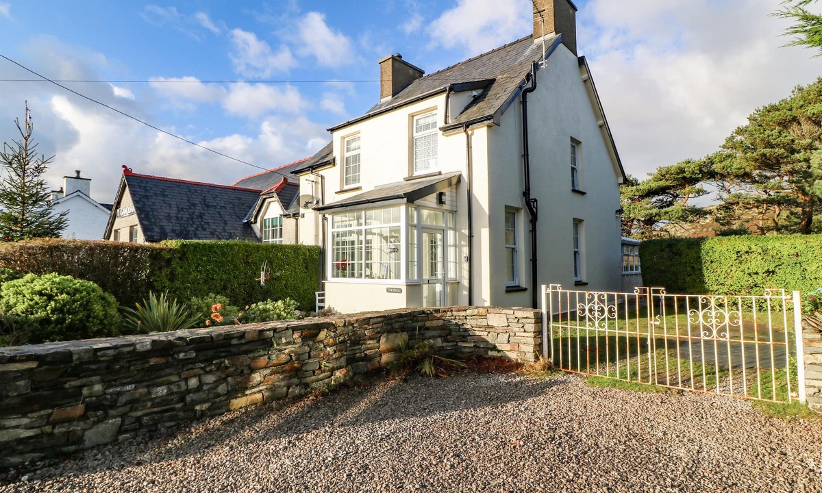 Morfa Bychan Cottage | TY'R YSGOL, pet friendly, luxury holiday cottage in Morfa Bychan