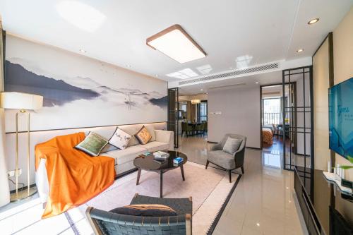 Minhang Apartment | Tyms Gubei Spacious 3BR 2BA near Metro Takashimaya