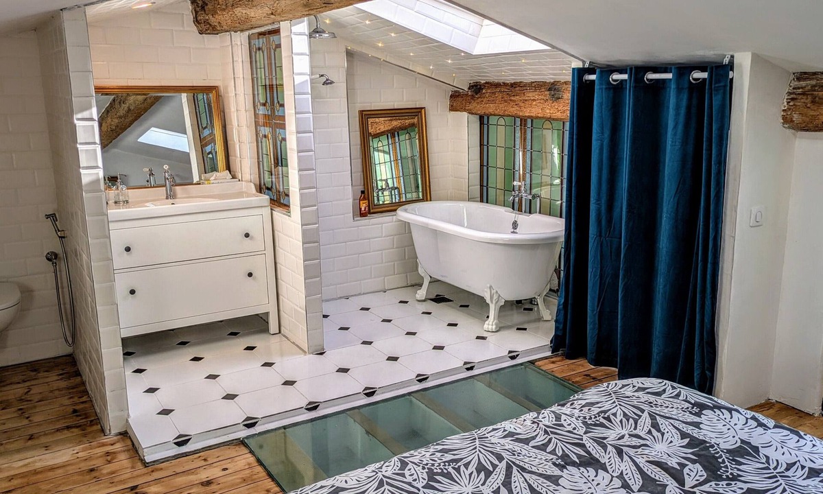 Lormont House | Typical Bordeaux House 1850 – Spacious, well-equipped, near Bordeaux, with gym and pool table