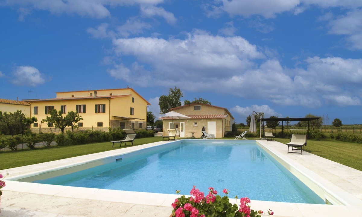 Le Piazze Villa | Typical Tuscan house with private and fenced swimming pool. View on the village of Castiglion Fioren