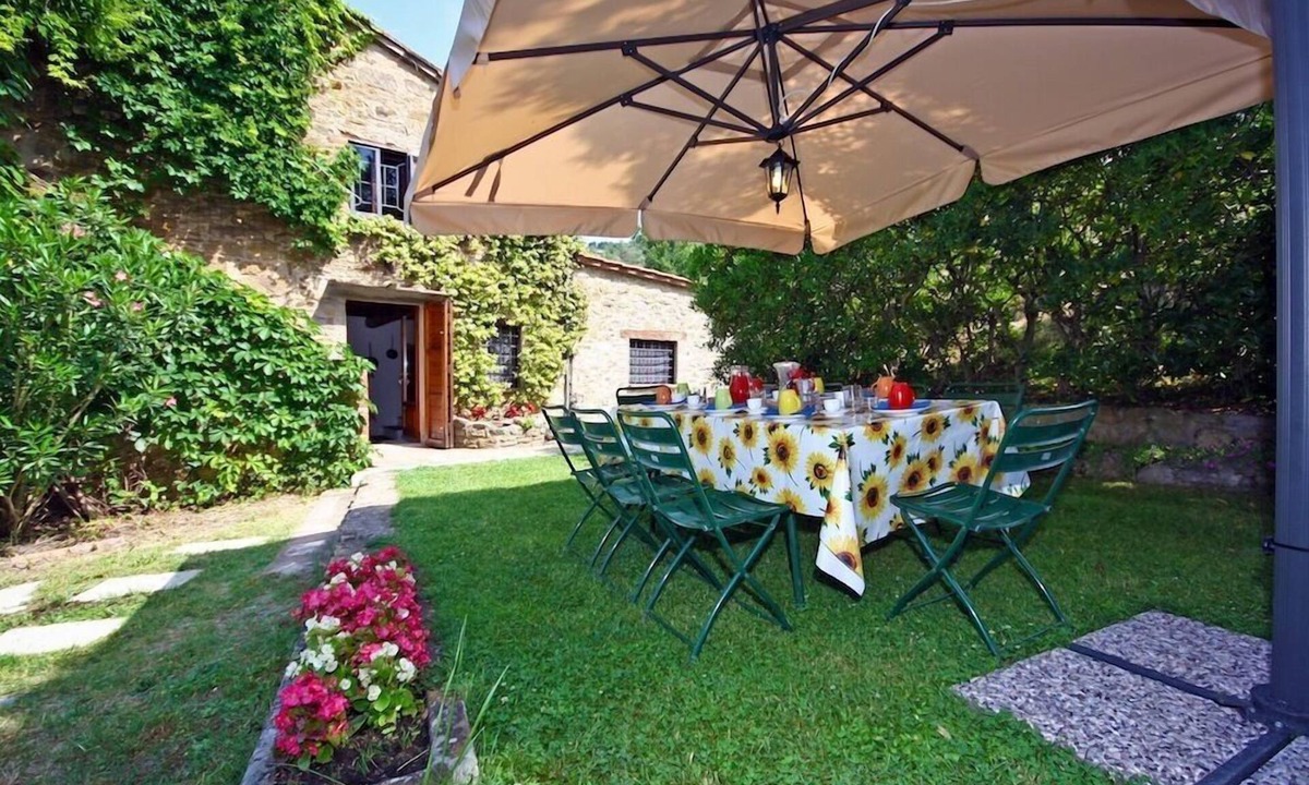 Ferretto House | Typical rustic farmhouse with swimming pool