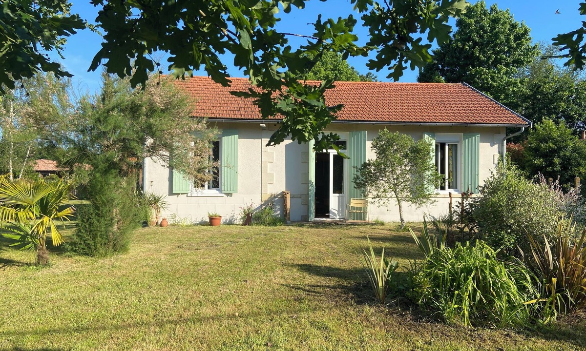 Carcans House | Typical single-storey Médoc house with outbuildings and swimming pool