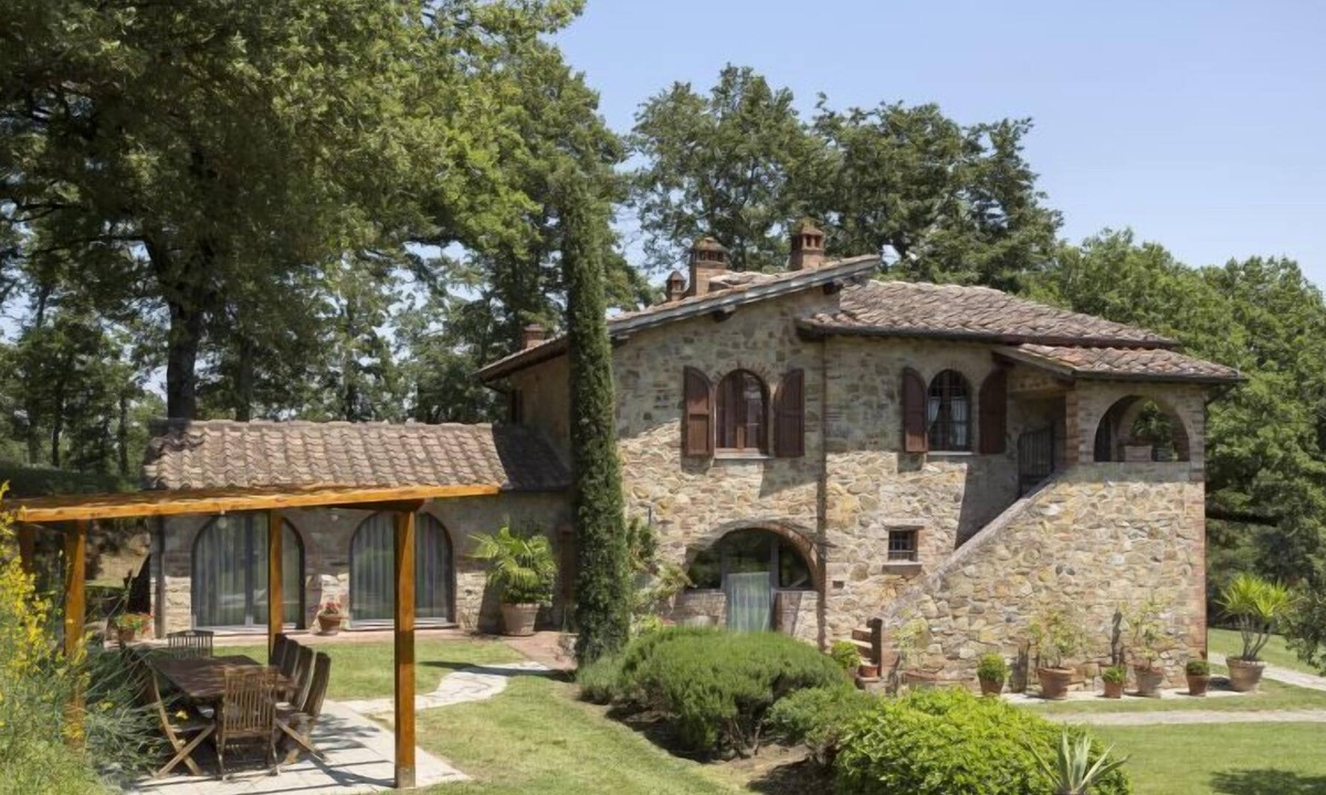 Lucignano Villa | Typical stone villa with private swimming pool and large, green outdoor area. In a panoramic and qui