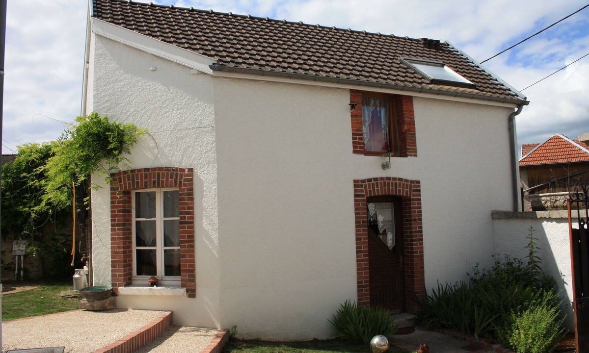 Cramant Cottage | Typically Champagne house with enclosed courtyard garden and 7km from Epernay