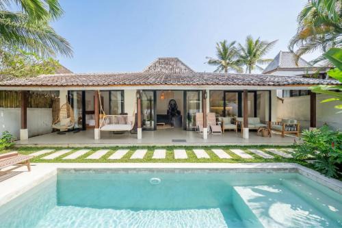 Penestanan Villa | Udara Villa by EVDEkimi - Pool Escape with Spacious Patio & Open-Air Bath