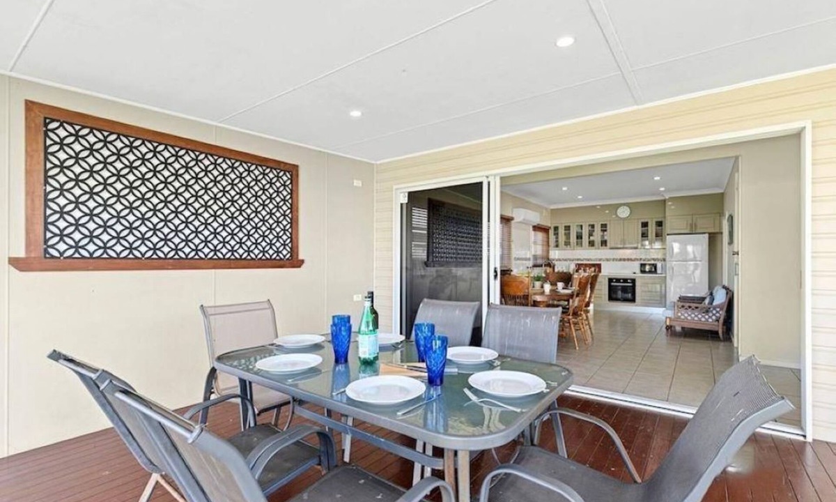 Ulladulla House | Ulladulla - Sleeps 8! Pet Friendly! WIFI! Aircon! flat yard for pets and kids.
