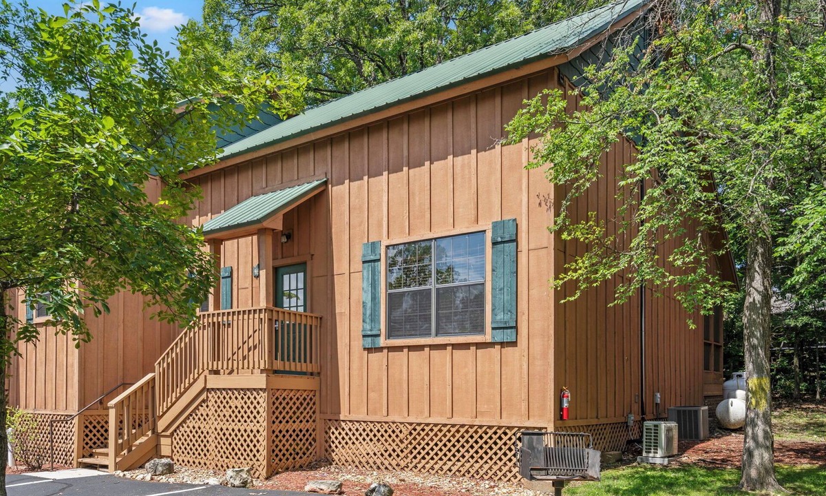 Branson Cabin | Ultimate Branson Escape | King Beds, Pool & Hot Tub