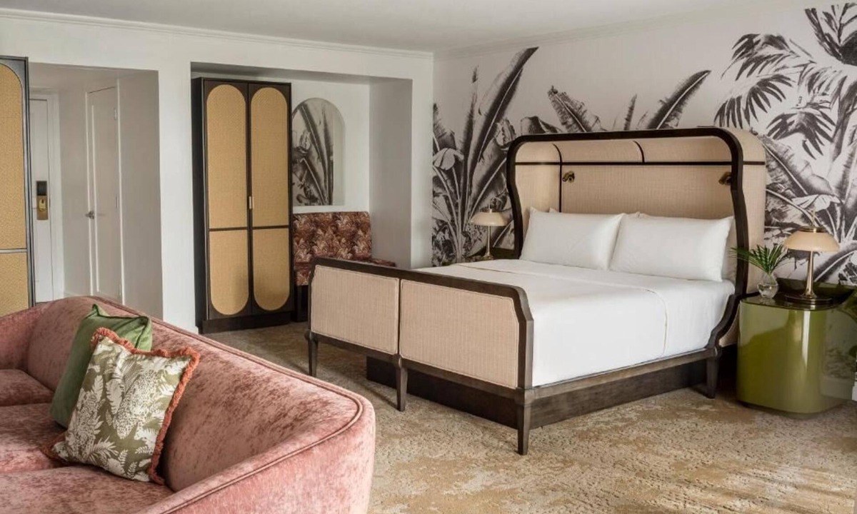 Hunt Club Hotel | Ultimate Comfort King Room for Couples – Steps from Golf Courses
