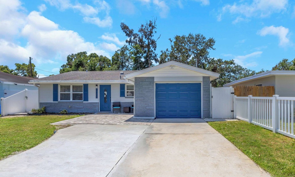 Pinellas Park House | Ultimate Florida Getaway: 2 Units, 1 Great Stay!