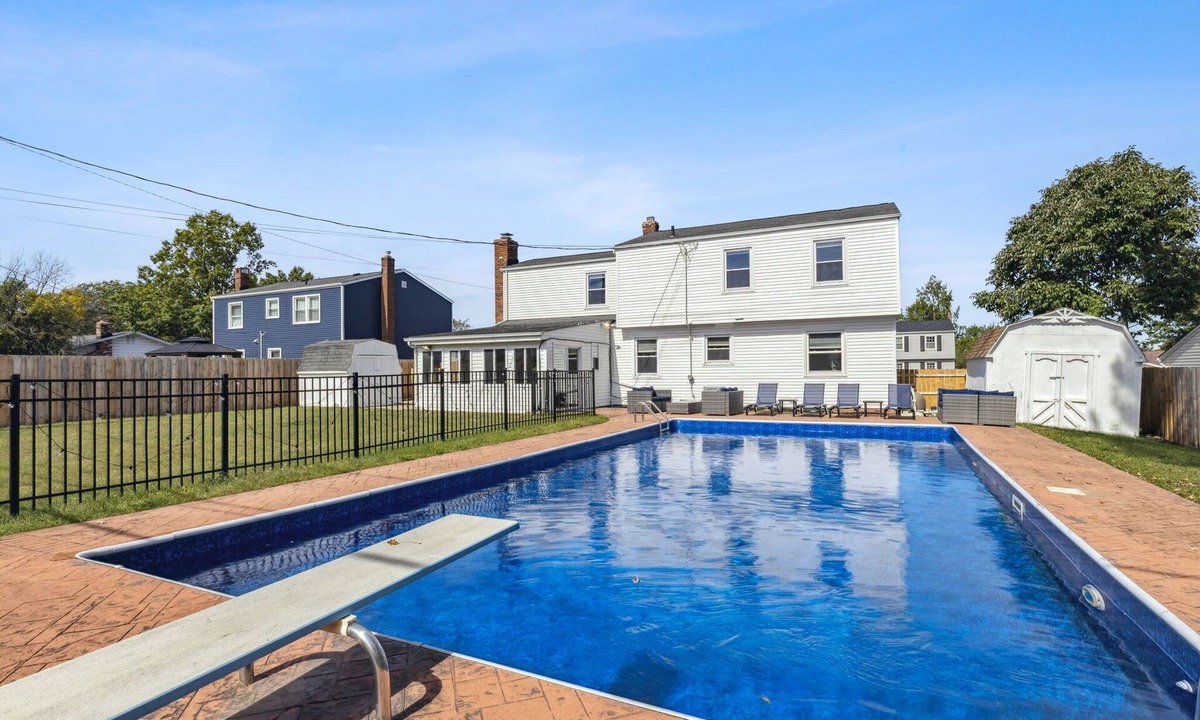 Parma House | Ultimate Group Escape , Heated Pool, Hot Tub - 12 Guests