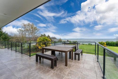 Waitahanui House | Ultimate Lakefront Getaway