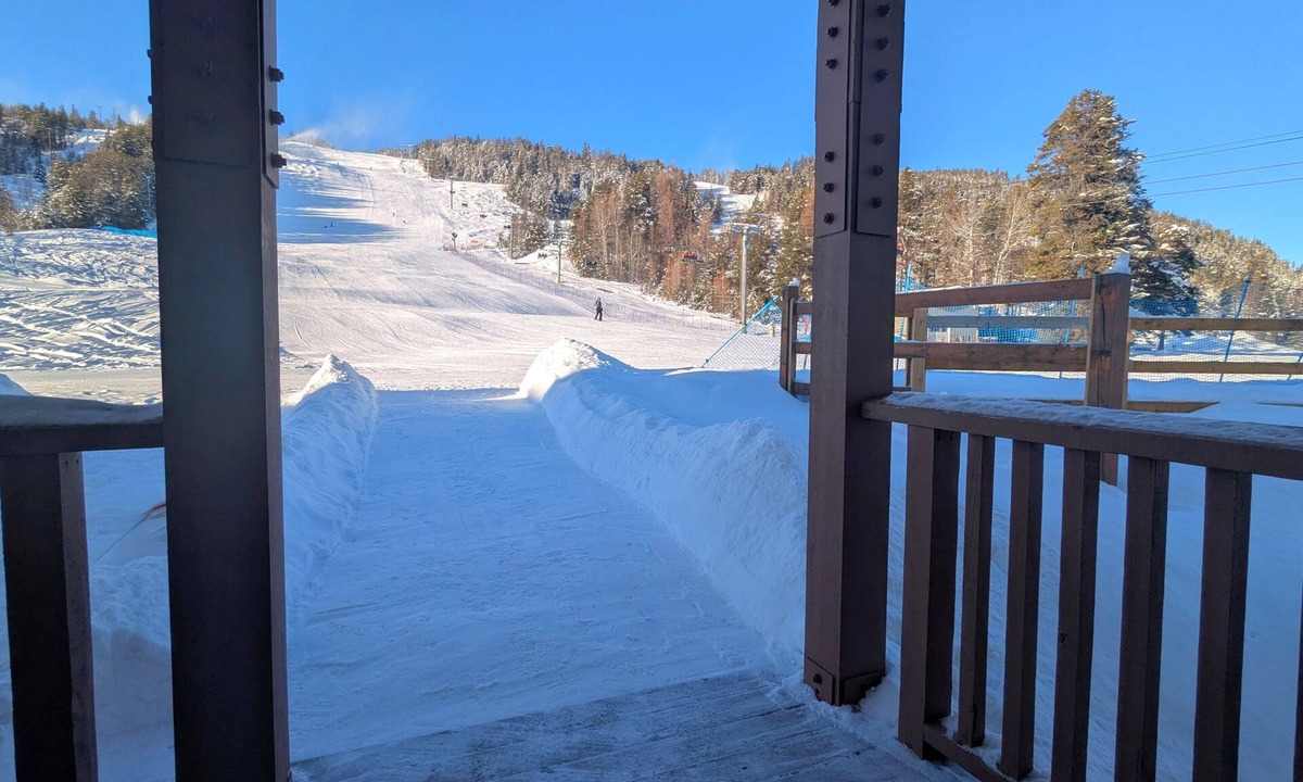 East Kootenay House | Ultimate Slope-Side Stay Ski-In/Out Stunning Mountain Views Hot Tub
