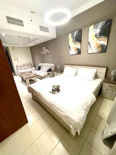 Jumeirah Lake Towers Apartment | Ultra Luxury Chic Studio in JLT