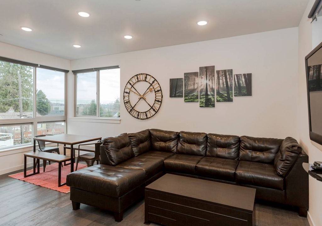 Lawton Park House | Ultra Modern Seattle Condo! 2 Bds, Sleeps 8!