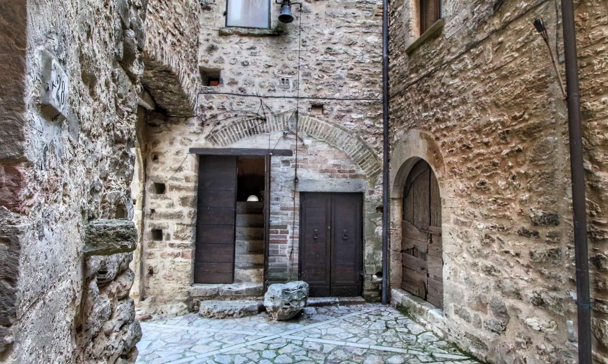 Barattano Apartment | Umbria's Poolside Charm