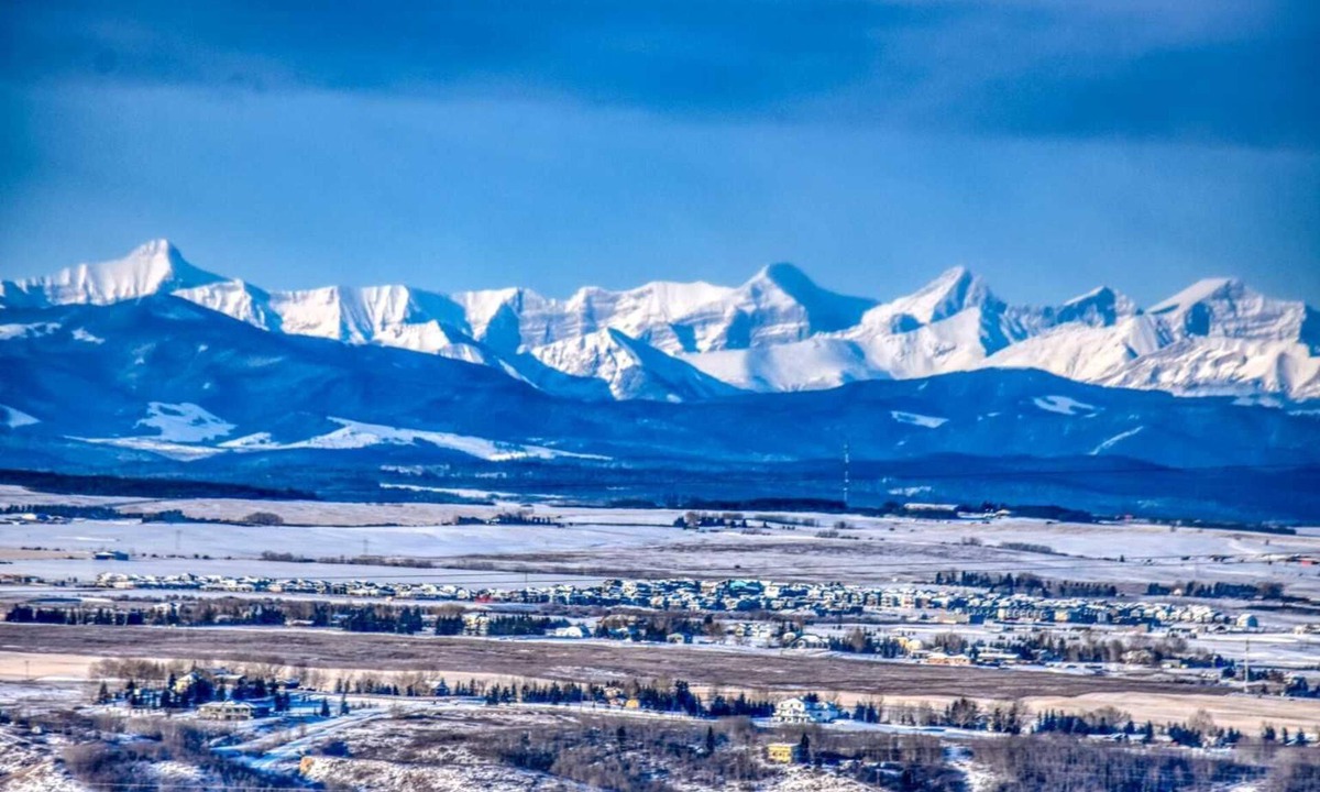 Northwest Calgary House | Unbelievable Panoramic Mountain Views | Downtown Views | 50 Mins to Canmore