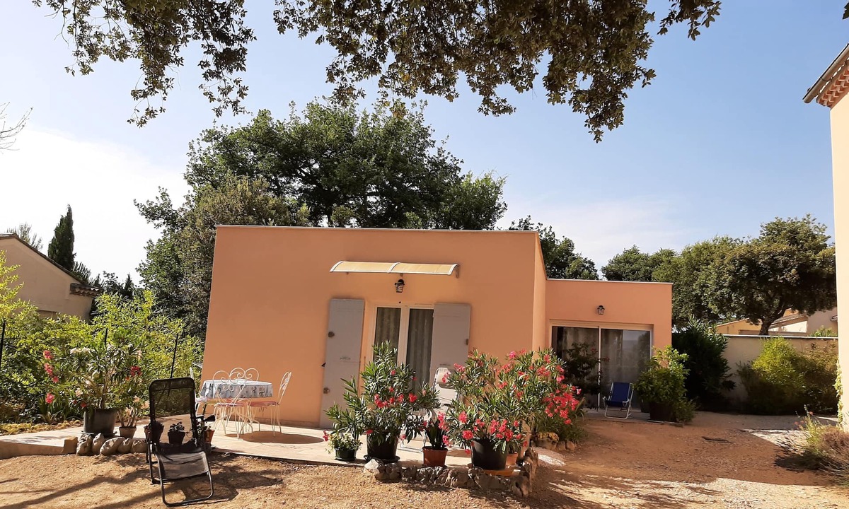 Mormoiron Apartment | Under the Chêne Vert/Ideal for cyclists and hikers/Free private parking