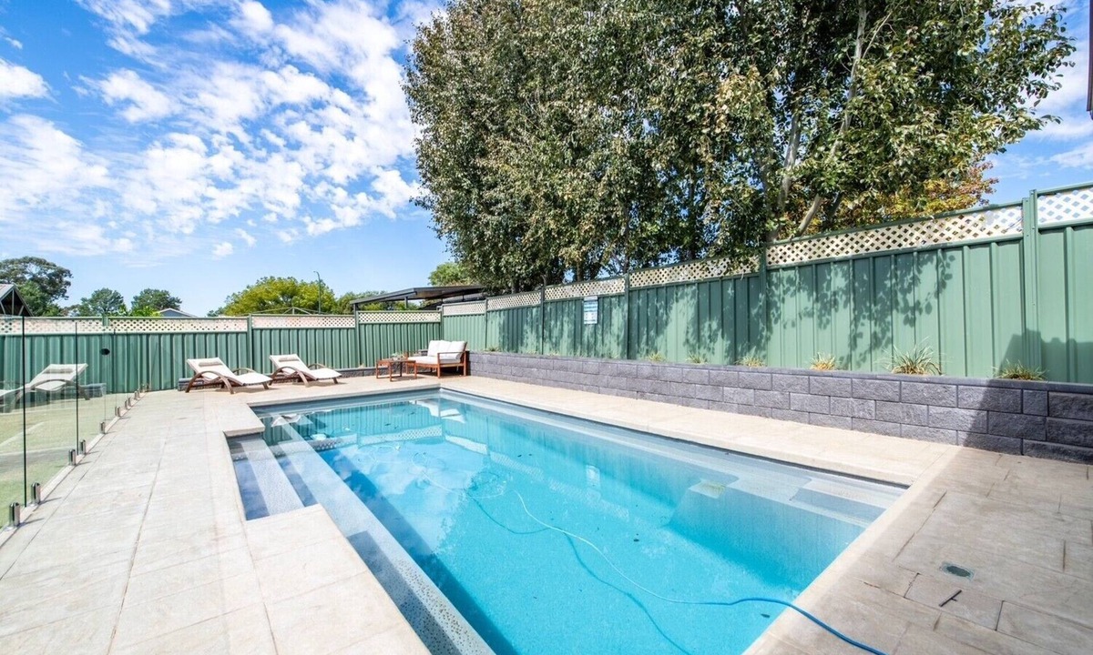 Dubbo House | Under the Grapevines with Pool & BBQ