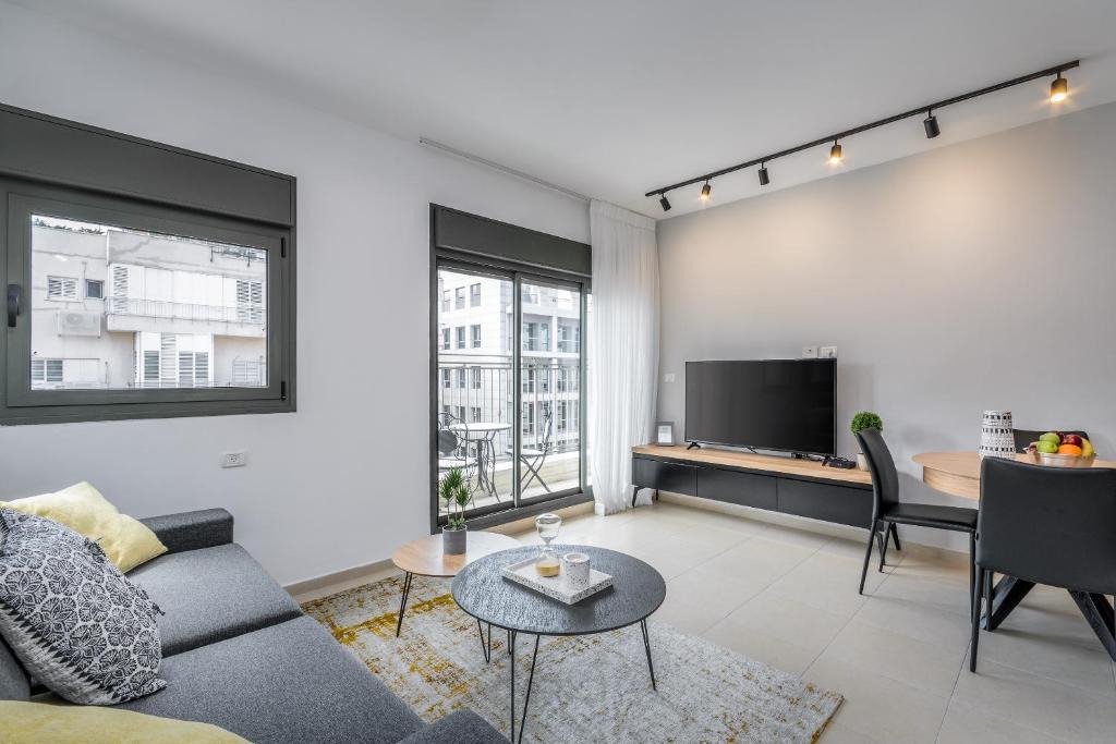 Tel Aviv Apartment | Unique 2BDR with balcony close to Gordon Beach