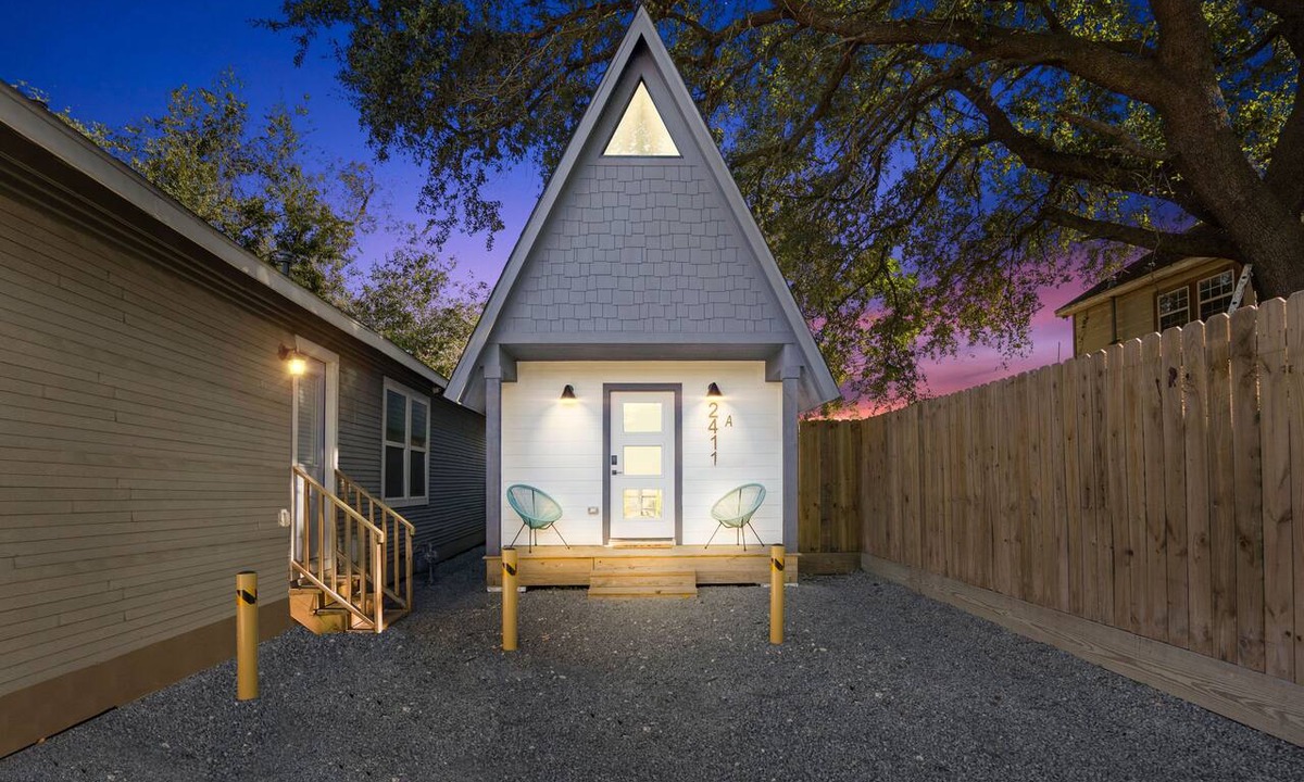 South Central Houston Apartment | Unique A-frame Tiny House - 2 km from FIFA Fest