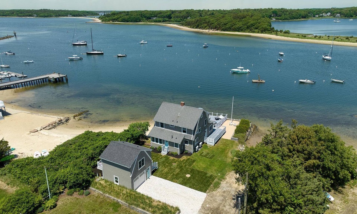 North Falmouth House | Unique and Spacious 5-bedroom house, guest house in lovely Falmouth with AC WiFi