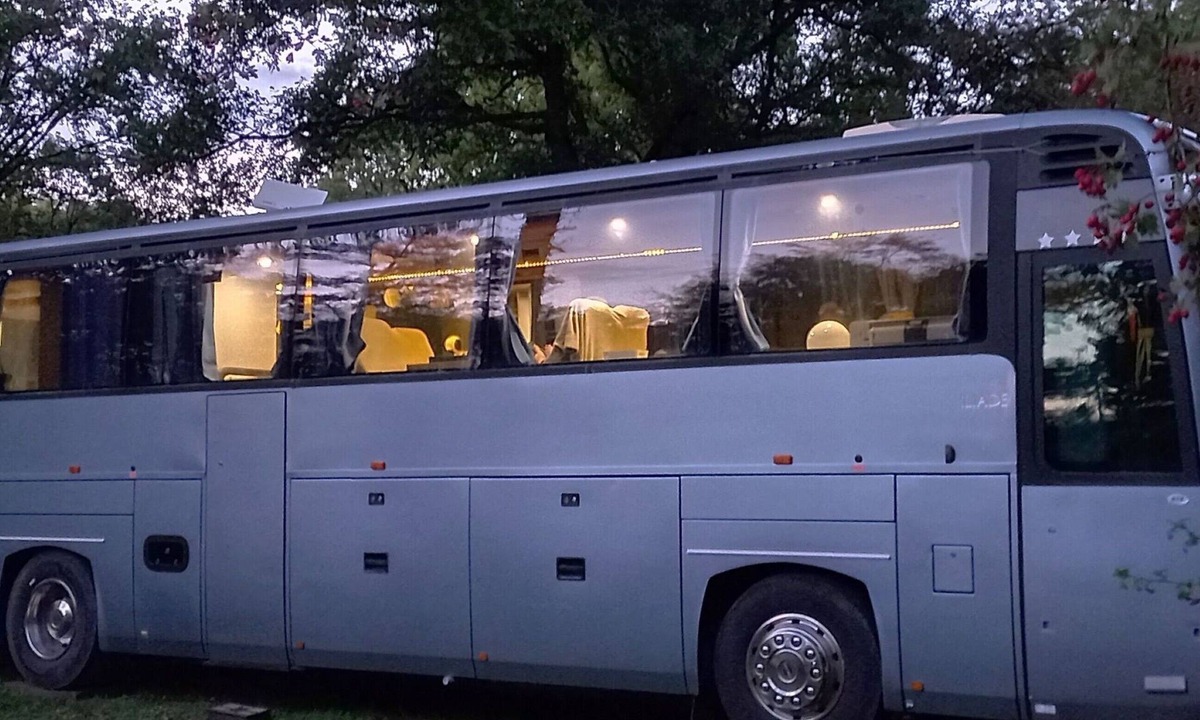 Bourg House | Unique and unusual: "Iliade" bus in a green and relaxing environment
