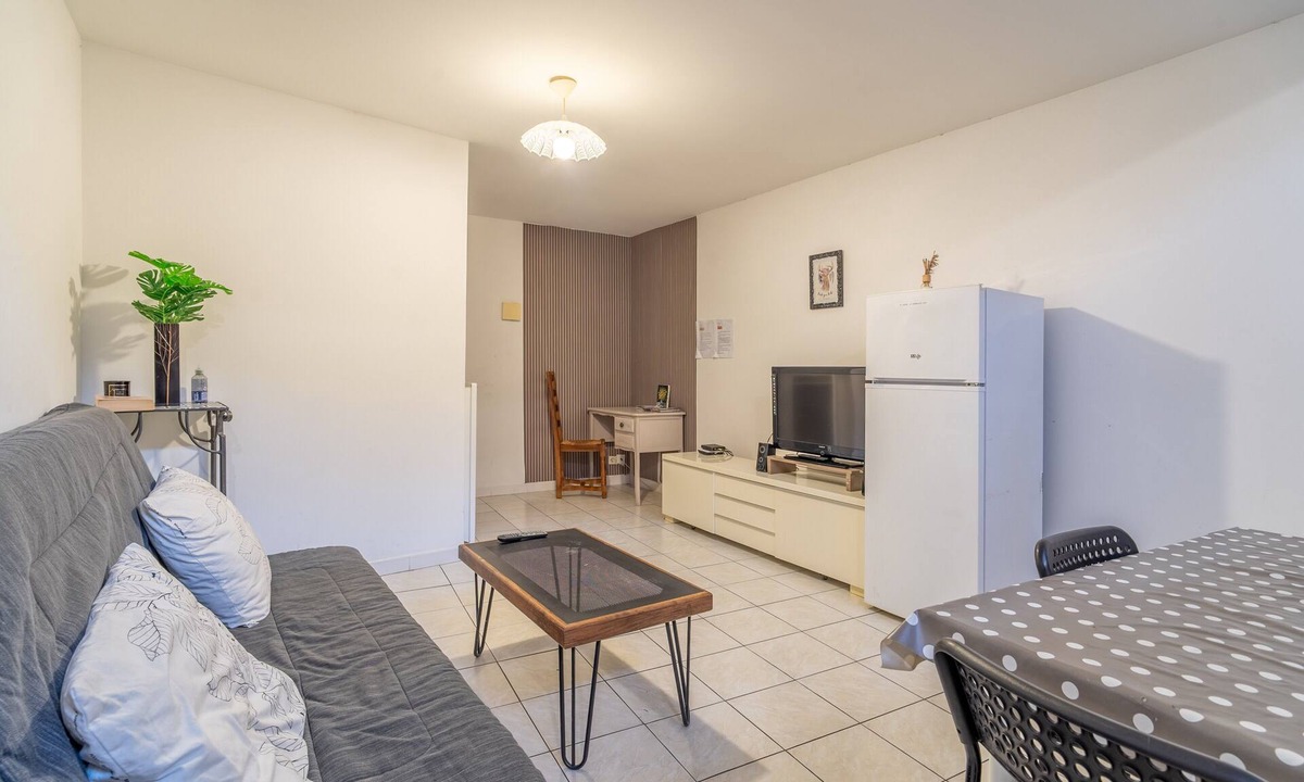 Saint-Thibery Apartment | Unique Apartment with Parking and Wi-Fi